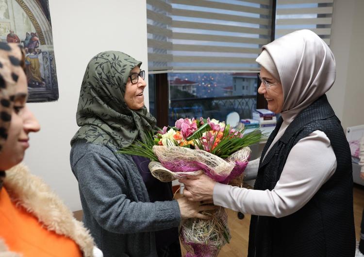 <p>Gönen ailesinden, kas rahatsızlığı nedeniyle yatalak olan baba Cahit Gönen, anne Elif Gönen, üniversiteye hazırlanan kızı, ilkokul öğrencisi oğlu ve akrabalarıyla depremin ardından, Hacettepe Üniversitesi Hukuk Fakültesi'nde okuyan kızları Fatmanur Gönen'in de yaşadığı Ankara'ya geldi.</p>

<p> </p>
