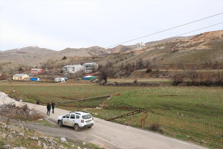 <p>"Deprem mahallemi çok sert vurdu, coğrafya değişti, arazilerde 3-5 metre şişmeler, kabarmalar, ayrılmalar yaşandı." diyen Büyükşan, mahalledeki 100 haneden 56'sının yıkıldığını geri kalanının ise hasarlı olduğunu anlattı.</p>
