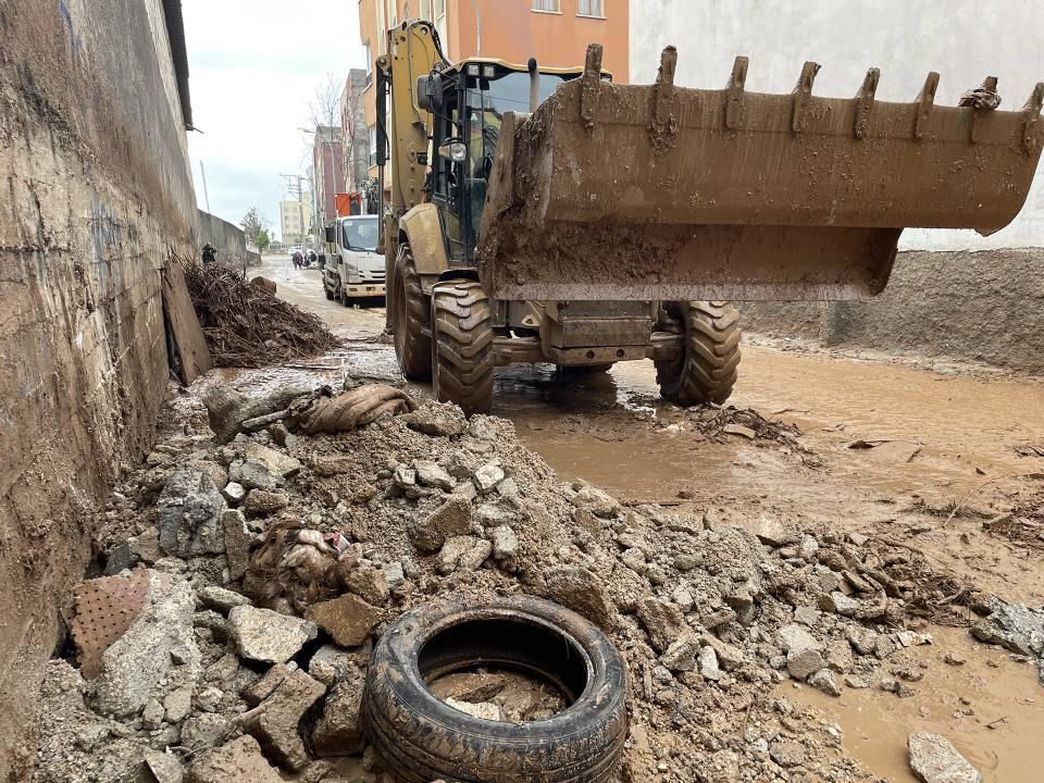 <p>Bölgede 15 Mart'ta şiddetli sağanağın ardından taşan Karakoyun Deresi çevresindeki Mance ve Karakoyunlu mahallelerinde çamur temizlik çalışmaları yürütülüyor.</p>

<p> </p>

