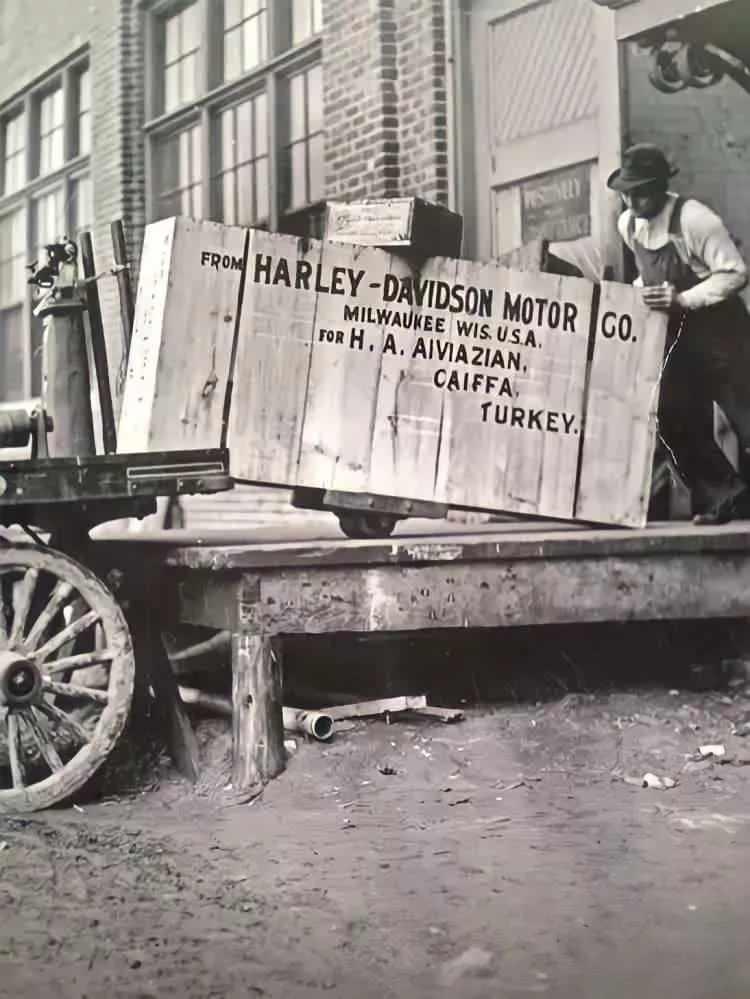 <p>Osmanlıya gönderilen ilk Harley Davidson. ABD 1917</p>
