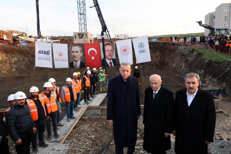 <p>Cumhurbaşkanı Recep Tayyip Erdoğan, Kahramanmaraş'ta Karacasu TOKİ Deprem Evlerinin temel atma törenine katıldı</p>
