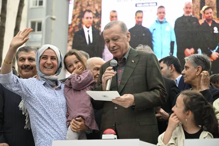 <p>Tören sırasında annesinin kucağındaki depremzede bir kız çocuğu, Cumhurbaşkanı Erdoğan'ı öpmek istedi. </p>
