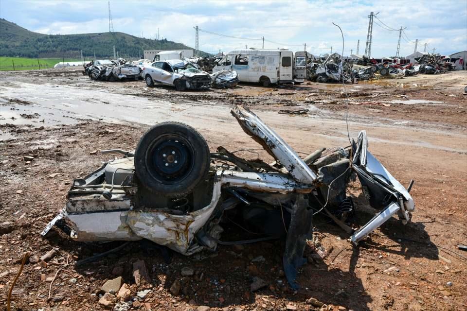 <p>Otopark sorumlusu Mehmet İslam Ova, AA muhabirine, enkazdan çıkan araçları kayıt altına aldıklarını söyledi.</p>

<p> </p>
