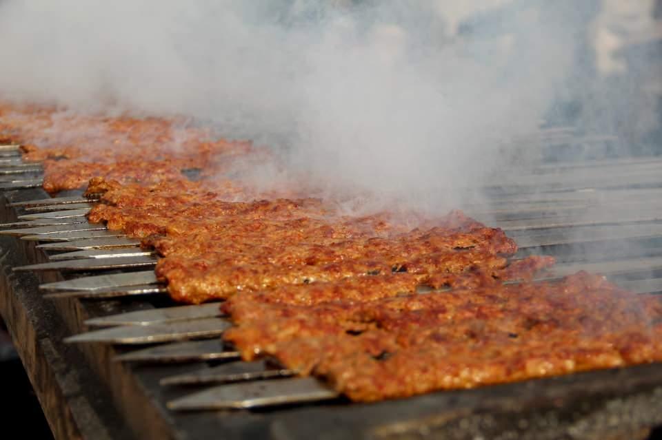 <p>6 Şubat’taki Kahramanmaraş merkezli depremler kültürler ve gastronomi kenti Hatay’da büyük yıkıma neden oldu. Binlerce kişi kenti terkederken, binlercesi ise kurulan çadır ve konteyner kentlere yerleşti. 3 öğün yemeğin verildiği yerleşim yerlerinde, hayırsever işletmeler tarafından kebap ikramı yapılıyor. Adanalı kebapçı Hasan Usta ve ekibi tarafından hazırlanan yaklaşık 2 bin kebap çok sayıda kişiye ikram edildi.<br />
 </p>

