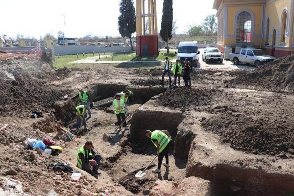 <p> Kurtarma çalışması başlatılan bölgede, ilk etapta 6 mezar taşı çıkarıldı.</p>
