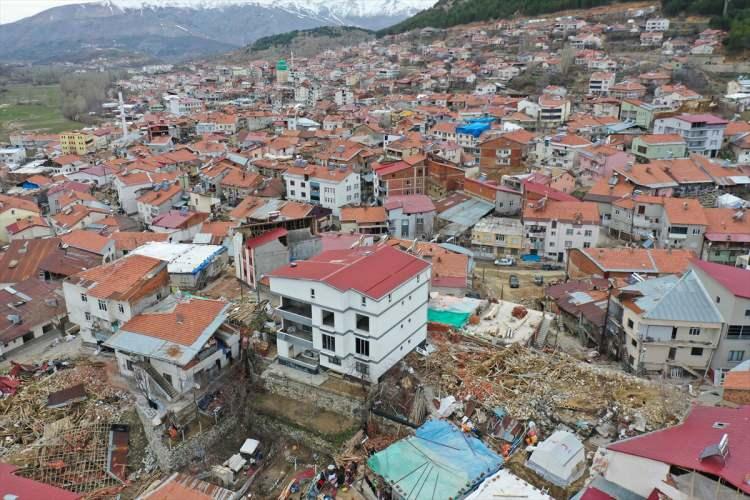 <p>Ziraat odalarına müracaat ettim, bu şekilde ekilip biçilemeyeceğini, sondajların komple gittiğini belirtim. Mahalledeki arazilerin yüzde 80'inde deprem nedeniyle kayma ve kabarmalar oluştu."</p>