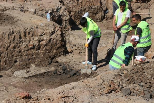 <p>Ulaştırma ve Altyapı Bakanlığı'nca 2019'da yapımına başlanan Kapıkule-Halkalı Hızlı Tren Projesi'nin ilk etabı olan Çerkezköy-Kapıkule hattı kapsamında Edirne kent merkezindeki çalışmalar devam ediyor.</p>

