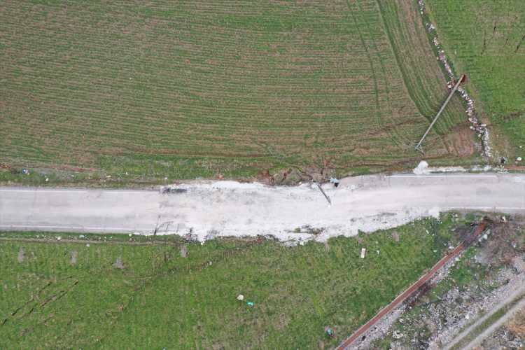 <p>Uzmanların deyimiyle buradaki tepe 2,5 metre köye doğru kaymış, mahalle ve Çelikhan ilçesi arasında 5 metre kayma var. </p>
