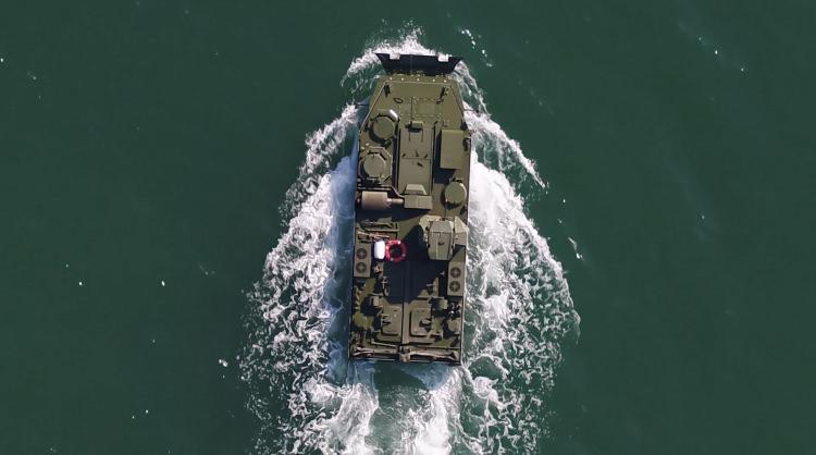 <p>Havuzlu çıkarma gemisinde konuşlanmış birliklerin, zor deniz koşullarında sahile ve karadaki hedeflere güvenle intikalini sağlamak üzere üretilecek araçlar için FNSS Savunma Sistemleri görevlendirildi.</p>
