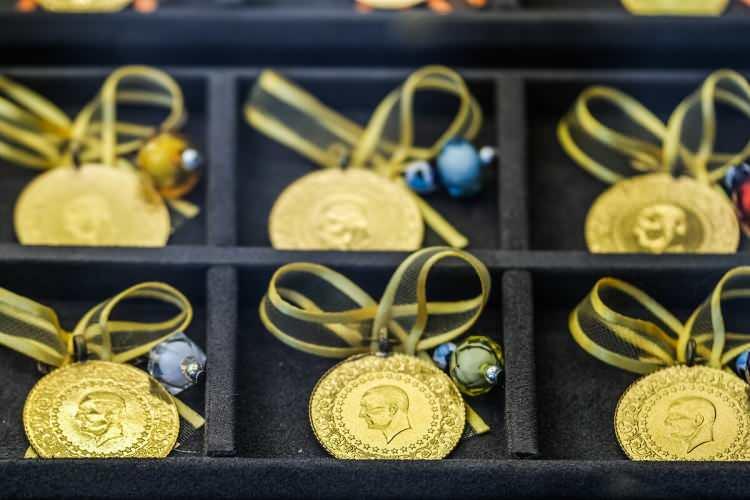 <p>Gram altındaki yükselişin devam etmesi için Fed’in güvercin tonda olup, doların değer kaybetmesine yol açması ve sonucunda ons altının 2000 dolar üzerinde seyretmesini sağlaması gerekiyor. Bu senaryo gerçekleşmezse, kısa vadede hızlı yükseliş kaydeden gram altının kazançlarını geri vermesi beklenebilir. Fed’in mesajları yön verecektir, ancak öncesinde yatırımcılar agresif bir tutum içerisinde olmamalı.</p>