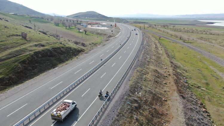 <p>Fransız çift Thomas Jourdain (37) ve Marion Belloteau (33) bisiklet ile dünya turuna çıktı. Fransa’ya kadar bisikletle gitmeyi hedefleyen çift, başlangıcı Van’dan yaptı. Günde ortalama 80 kilometre yol kat eden ve geceleri çadırda kalan çiftin son durağı Elazığ oldu.</p>
