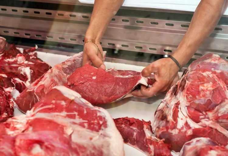 <p>Buna göre, Tarım Kredi market zincirleri ise MAP (modifiye atmosfer paketleme) ambalajlı kıymanın kilogramını 140 lira, kuşbaşının kilogramını da 150 liradan satacak.</p>