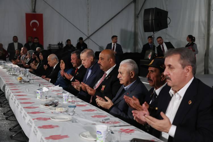 <p>Cumhurbaşkanı Recep Tayyip Erdoğan, Kahramanmaraş'taki Karacasu Konteyner Kent'te düzenlenen iftar programına katılarak, konuşma yaptı.</p>
