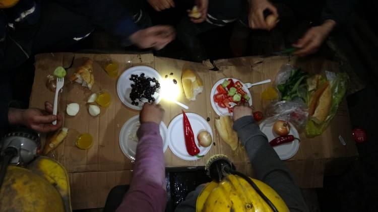 <p>Ramazan Ayı'nın gelmesiyle birlikte Gelik beldesinde faaliyet gösteren Bahadır Kardeşler Madencilik Şirketi'nde çalışan maden işçileri yer altında ilk sahurlarını yaptı. Kömür kazan madenciler, mesai arkadaşlarının sahur vaktinin yaklaştığını haber vermesi üzerine üretime kısa süreli ara verdi.</p>
<p> </p>