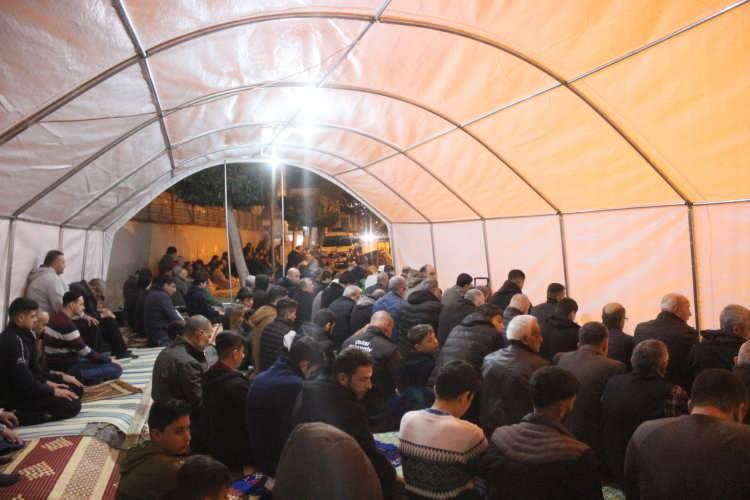 <p>Çay Mahallesi'ndeki minaresinin biri yıkılan Kaptanpaşa Camisinin içerisinde ile Pirireis Mahallesi'ndeki Binevler Camisi yanına kurulan çadır mescitte toplu halde kılınan namazın ardından vatandaşlar, dua etti.</p>