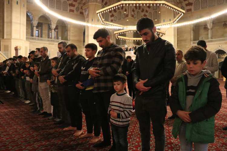 <p><strong>ADANA</strong></p>
<p>Kahramanmaraş merkezli depremlerden etkilenen Adana'da Sabancı Merkez Camisi'nde ramazan ayının ilk teravih namazı eda edildi.</p>
<p> </p>
