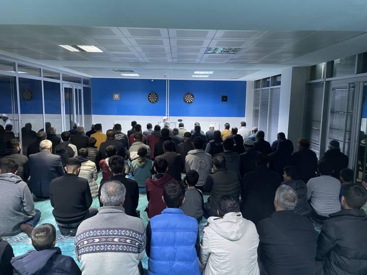 <p><strong>ADIYAMAN</strong></p>
<p>Kahramanmaraş merkezli depremlerden etkilenen Adıyaman'ın Kahta ilçesinde ramazan ayının ilk teravih namazı eda edildi. </p>
<p> </p>