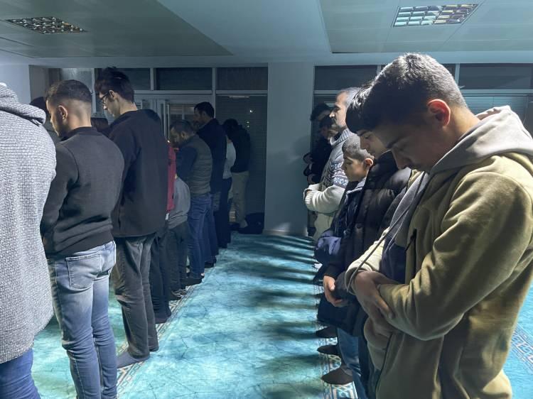 <p>Namaz, Yeni Mahallesi'ndeki caminin kullanılmamasından dolayı mahalle Kahta Gençlik Merkezi çok amaçlı salonunda kılındı.</p>