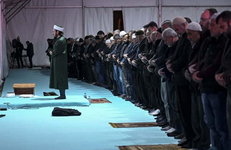 <p><strong>KAHRAMANMARAŞ</strong></p>
<p>Depremlerin merkez üssü Kahramanmaraş'ta ilk teravih namazı kılındı. </p>