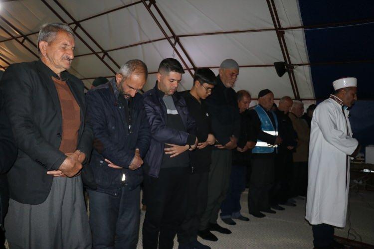 <p><strong>ADIYAMAN</strong></p>
<p>Depremden etkilenen Adıyaman'da ise 125 noktada ramazanın ilk teravih namazı kılındı.</p>