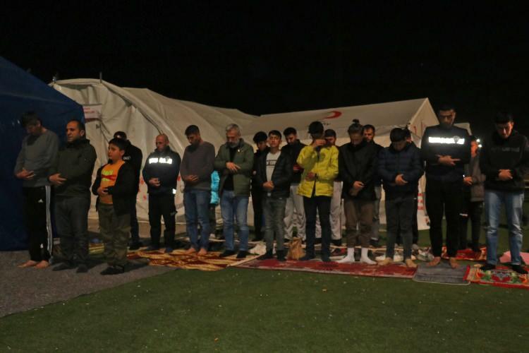 <p>Eğriçayır Parkı Atletizm Pisti'nde kurulan çadır mescide gelen depremzedeler namazlarını eda etti.</p>
<p> </p>
