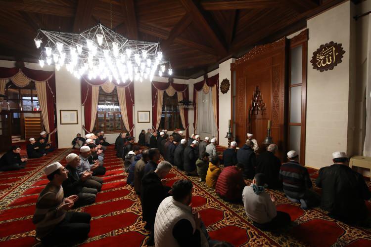 <p><strong>MALATYA</strong></p>
<p>Malatya'nın Darende ilçesinde vatandaşlar, Somuncu Baba Külliyesi'nde ilk teravih namazını kıldı.</p>
<p> </p>