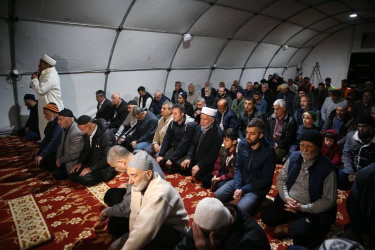 <p>Depremden etkilenen Malatya'da, teravih namazı 600 sağlam cami ile çadır ve konteyner kentlerin olduğu 132 noktada kılındı.</p>