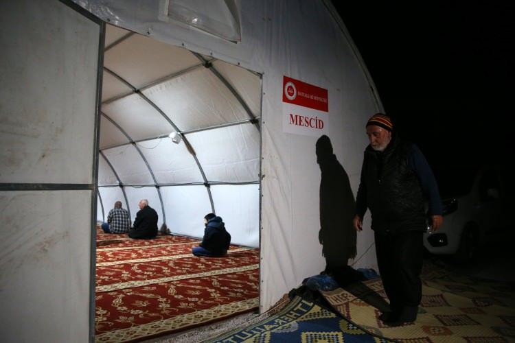 <p>Teknokent Konteyner Kent'teki çadır mescitte'de teravih namazı eda edildi.</p>