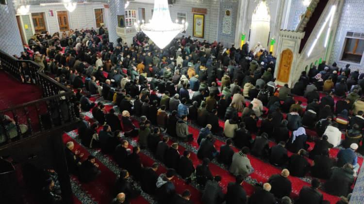<p><strong>ŞANLIURFA</strong></p>
<p>Şanlıurfa`da bazı vatandaşlar, ramazanın ilk teravih namazını Balıklıgöl Yerleşkesi`nde bulunan Dergah Camisinde kıldı. Namaz çıkışı, hayırseverler vatandaşlara lokum ikram etti.</p>