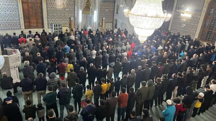 <p><strong>KİLİS</strong></p>
<p>Kilis'te ramazanın ilk teravihi dolayısıyla birçok cami doldu.</p>
<p>İl Müftüsü Alettin Bozkurt, teravih namazı öncesi Hacı Mustafa Cümbüş Camisi'nde ramazanla ilgili vaaz verdi.</p>