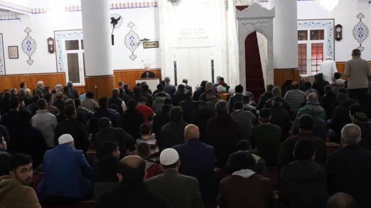 <p><strong>OSMANİYE</strong></p>

<p>Kahramanmaraş merkezli depremlerden etkilenen Osmaniye'de vatandaşlar hasar görmeyen camilerde teravih namazı kıldı. </p>
