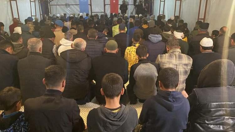 <p>Yatsı namazının okunmasıyla vatandaşlar Fakıuşağı Mahallesi'ndeki Sunar Nuri Çomu Camisine geldi. Burada verilen vaazda ramazan ayının önemi anlatıldı.</p>
