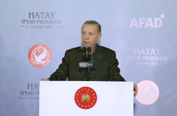 <p>Cumhurbaşkanı Recep Tayyip Erdoğan, törenden sonra depremzede vatandaşlarla beraber iftar yaptı. </p>

