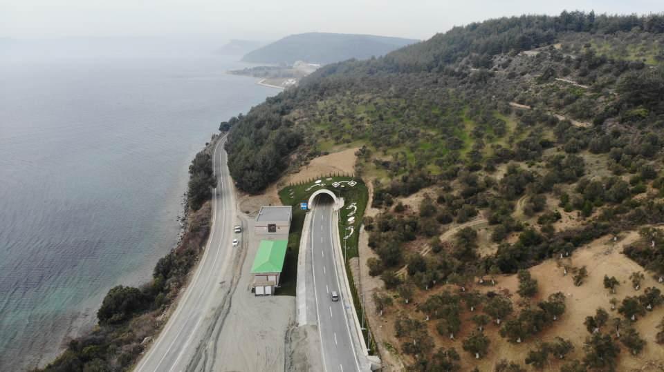 <p>Çanakkale’de 18 Mart Şehitleri Anma Günü ve Çanakkale Deniz Zaferi’nin 108’inci yıldönümünde Cumhurbaşkanı Recep Tayyip Erdoğan tarafından hizmete açılan 47,5 kilometrelik Gelibolu-Eceabat Yolu Projesi'nin 32 kilometrelik bölümü ile seyahat süresi 45 dakikadan 25 dakikaya düştü.</p>
