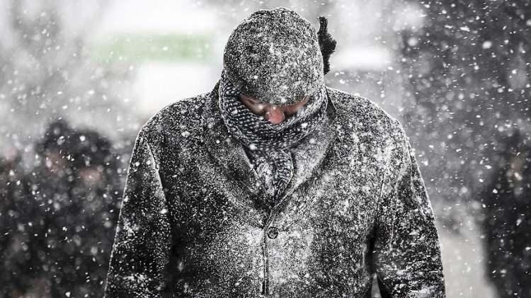 <p>Türkiye’ye 29 Mart Çarşamba günü soğuk bir hava dalgası gelebilir. Bu dalganın hava sıcaklıklarını 15-18 derece birden düşürme gücüne sahip olduğu belirtildi.</p>

<p> </p>
