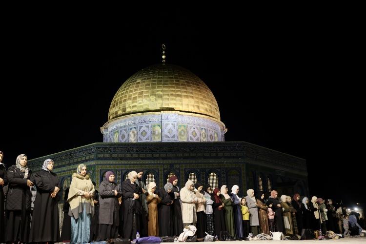 <p>Kudüs'te binlerce kişi, ramazan ayının ilk teravih namazını Müslümanların ilk kıblesi Mescd-i Aksa'da kıldı.</p>

<p> </p>

