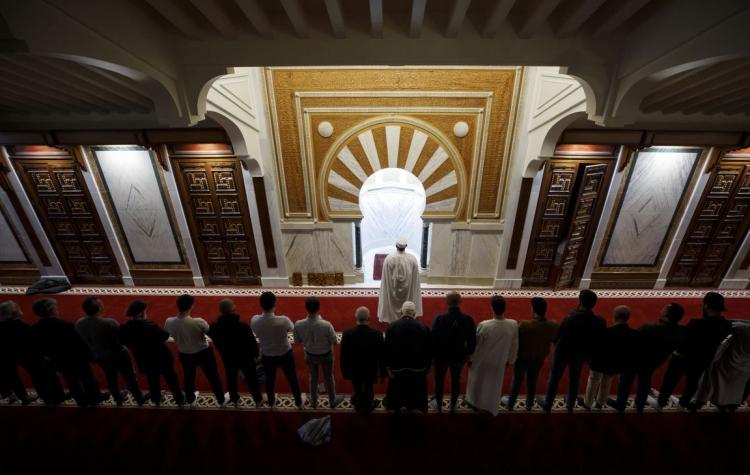 <p>İspanya'daki Müslümanlar, ramazan ayının ilk teravih namazını Granada kentindeki Merkez Camii'nde kıldı.</p>

<p> </p>
