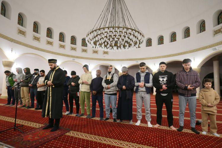 <p>Ukrayna'daki Müslümanlar, ramazan ayının ilk teravih namazını başkent Kiev'deki Ar-Rahma Camii'nde kıldı.</p>
<p> </p>