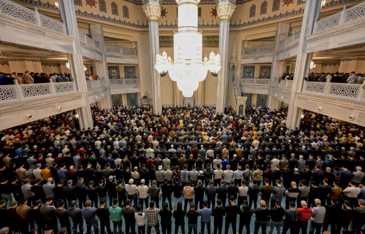 <p>Rusya'nın başkenti Moskova'da Müslümanlar, ramazan ayının ilk teravih namazını kıldı. Ramazanın başlaması nedeniyle, Moskova'da yaşayan Müslümanlar Merkez Camisi'ne akın etti.</p>

<p> </p>
