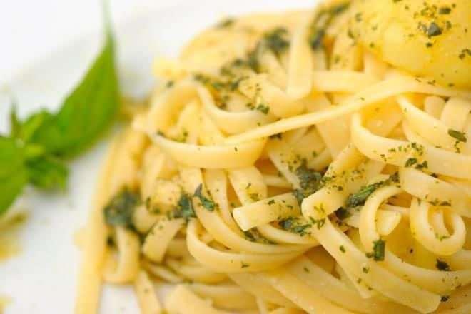 <p><span style="color:#B22222"><strong>29- Pesto soslu trenette, İtalya</strong></span></p>
<p> </p>