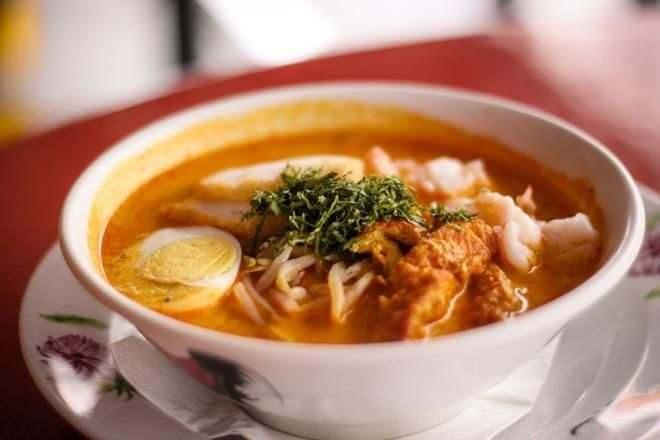 <p><span style="color:#B22222"><strong>27- Laksa (Baharatlı erişte çorbası), Malezya</strong></span></p>
<p> </p>