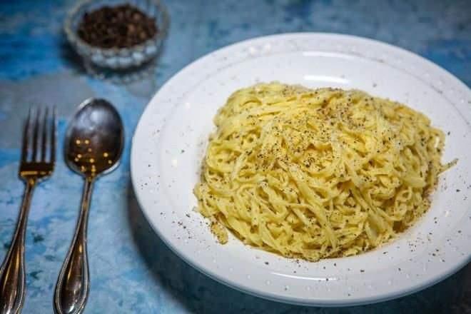 <p><span style="color:#B22222"><strong>26- Cacio e pepe (Karabiberli peynirli makarna), İtalya</strong></span></p>
<p> </p>