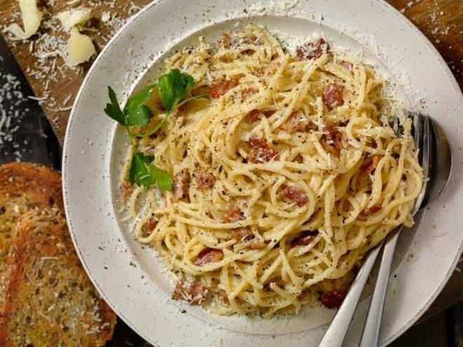 <p><span style="color:#B22222"><strong>19- Carbonara soslu makarna, İtalya</strong></span></p>
<p> </p>