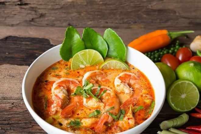 <p><span style="color:#B22222"><strong>17- Tom yum (Acılı, ekşili çorba), Tayland</strong></span></p>
<p> </p>