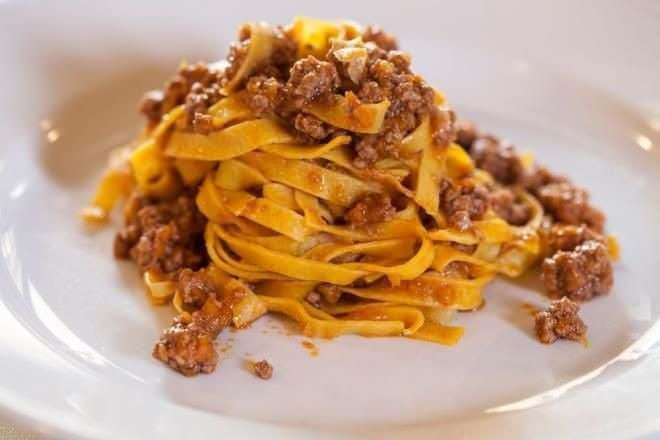 <p><span style="color:#B22222"><strong>16- Bolonez soslu tagliatelle, İtalya</strong></span></p>
<p> </p>