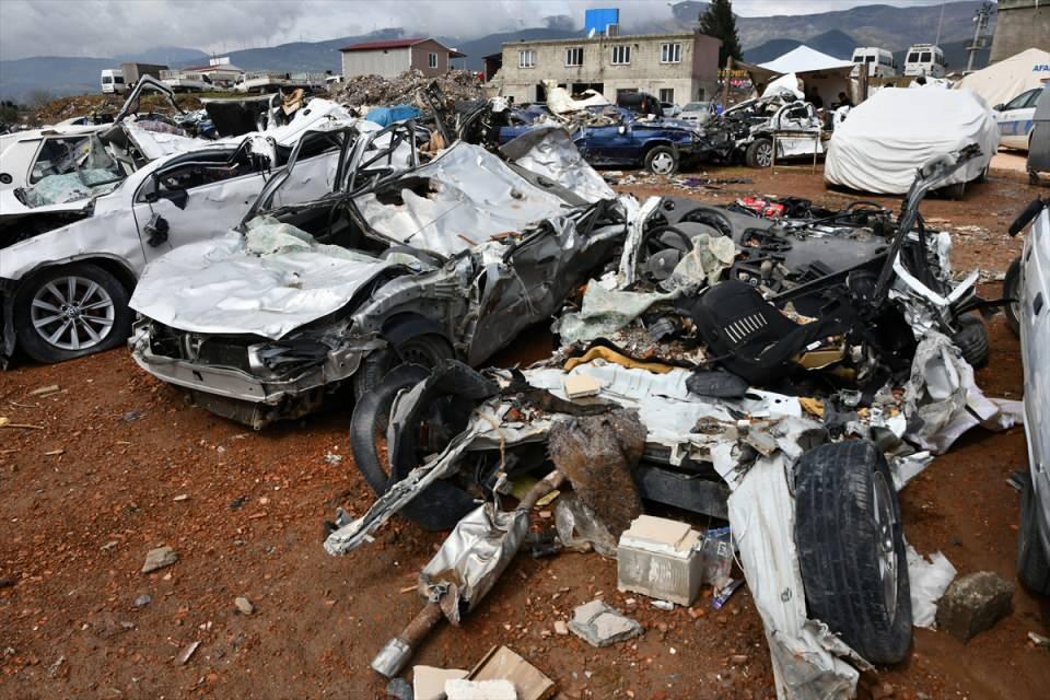 <p>Afetzedelerin araçlarını, herhangi bir çalınma olayına karşı koruduklarını ifade eden Ova, "Hasarlı araçlar öncelikle kaymakamlığın görevlendirdiği çekici tarafından polis eşliğinde otoparka getiriliyor. </p>
