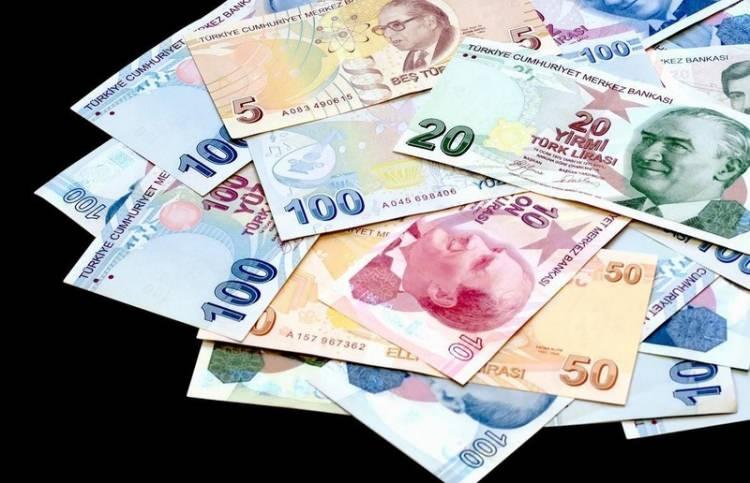 <p><strong>KISMİ EMEKLİLİK VURGUSU</strong></p>
<p> </p>
<p>EYT yasasına göre kısmi emeklilik konusunda mevcut uygulama değişmedi. SSK'lı olarak 3600 günle, Bağ-Kur şartlarında da 5400 günle emeklilikte aranan yaş şartı aynen devam ediyor. Bu nedenle prim günü 3600'ün üzerinde SSK'lı kadınlar 58, erkekler 60 yaşında emekli olabilecek.</p>