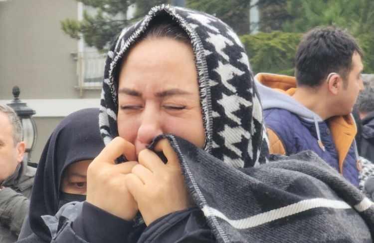 <p><strong>Baba acısı ile oldukça sarsılan ünlü sunucu ve oyuncu Ezgi Sertel'i oyuncu eşi Ozan Çobanoğlu teselli etmeye çalıştı. </strong></p>
<p><strong>Babasının tabutuna sarılarak 'Canım babam' diyerek gözyaşları döktü. Ali Sertel, kılınan cenaze namazının ardından Safranbolu Aile Mezarlığında toprağa verildi.</strong></p>