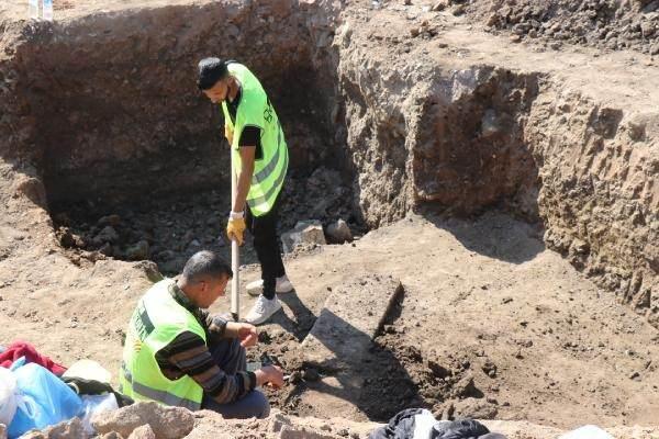 <p>Çalışmalar kapsamında Tunca Nehri yanında bulunan Edirne Belediyesi'ne ait Türk Kültürü El Sanatları Üretim ve Geliştirme Merkezi’nin bahçesinde, kepçelerle yapılan kazılarda eski mezarlara rastlandı.</p>
