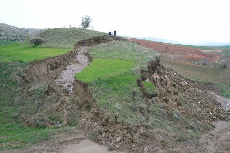 <p>Kahramanmaraş'ta meydana gelen ve asrın felaketi olarak nitelendirilen 7,7 ve 7,6 büyüklüğündeki depremler sonrası Adıyaman'ın Girik köyünde ürküten bir manzara ortaya çıktı.</p>
